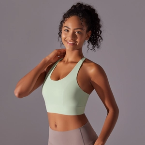 Détail de la brassière de sport sans couture vert menthe avec larges bretelles en U