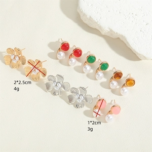Chic acrylic flower stud earrings and pearl dangles with size and weight details