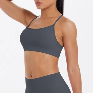 Vue latérale du soutien-gorge de sport gris foncé avec fines bretelles croisées