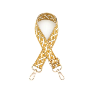 Détail de la bandoulière tissée réglable avec motif jaune et mousquetons dorés polis