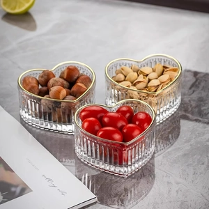 Hartvormige Heldere Glazen Kom Verticale Strepen Gehamerde Textuur Dessert Snack Schotel Voor Snoep Noten Fruit