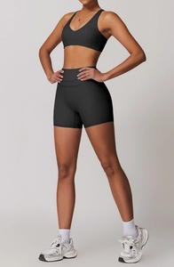 Dettaglio completo fitness nero con pantaloncini a vita alta e canotta con scollo a V
