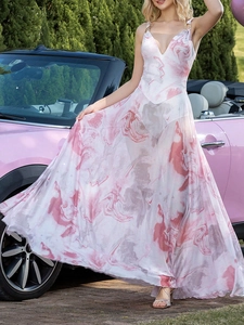 Robe longue élégante avec col en V et imprimé marbre rose à côté d'un cabriolet