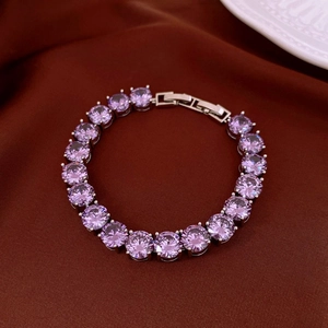 Détails d'un bracelet tennis serti de zircons violets ronds sur une monture argentée