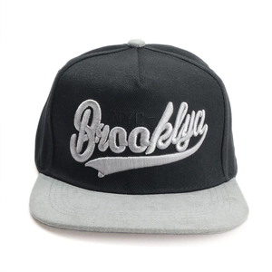 Détail du lettrage Brooklyn NYC brodé en 3D sur la casquette snapback noire et grise