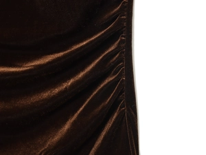 Dettaglio ravvicinato del tessuto in velluto marrone con elegante design arricciato