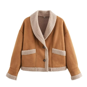 Detail von weichem Lammfellfutter am Kragen und Saum der braunen Wildlederjacke