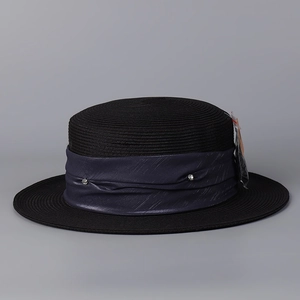 Détail d'un chapeau en paille noir avec ruban de satin bleu et ornements en cristal
