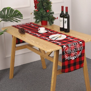 Chemin de table de Noël à carreaux rouges et noirs avec lettrage Merry Christmas