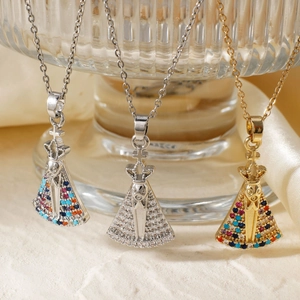 Pendentif religieux orné de zircons cubiques micro-pavés en finitions or et argent