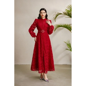 Robe en dentelle rouge à manches bouffantes et col montant en vue plein pied