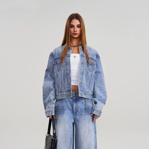 Giacca di jeans lavata con dettagli a croce e pantaloni in denim a gamba larga coordinati