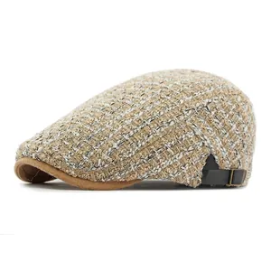 Vintage gebreide platte pet in beige en zwart tweed met metalen gesp opzij