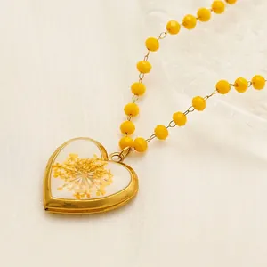 Collier Pendentif Cœur Acier Inoxydable Avec Fleur Pressée Jaune Et Perles Style Pastoral Vintage Pour Femme
