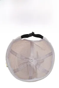Détail du bonnet docker en mesh gris montrant la doublure respirante et la sangle réglable