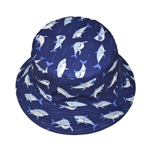 Chapeau bob bleu marine réversible avec imprimé requins pour protection solaire