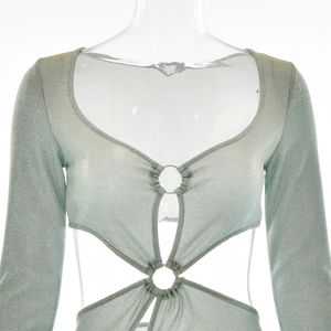 Dettaglio top a maniche lunghe verde acqua metallizzato con scollo a U e anello in metallo
