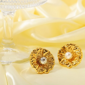 Eleganter goldener Blumenring mit Perle auf Seidenhintergrund in 45-Grad-Ansicht