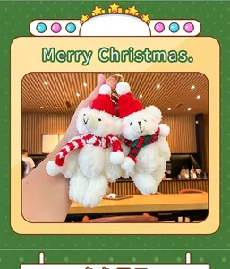 Primer plano de llaveros de ositos de Navidad de peluche con gorros rojos y bufandas