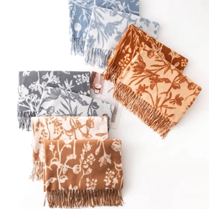 Cashmere-feel winter scarf for women with floral patterns and stylish fringe tassels