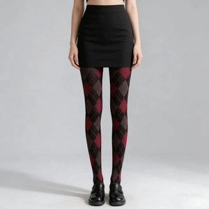Détail de collants vintage avec motif à losanges bordeaux et marron rétro chic