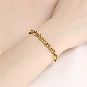 Bracelet chaîne à maillons nez de porc en acier inoxydable doré sur un poignet de femme
