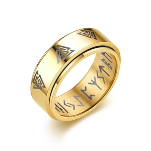 Vista macro de anillo dorado en acero inoxidable con grabados de Valknut y runas vikingas