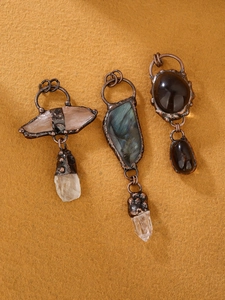 Detalle de cristales irregulares hechos a mano con engastes de cobre en estilo vintage