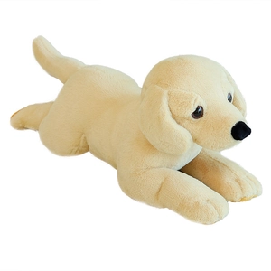 Süßer Plüsch Labrador Welpe in liegender Position mit weichem beigem Fell für Kinder