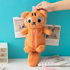 Détail de la trousse chat en peluche orange avec fermeture éclair rose et poignée