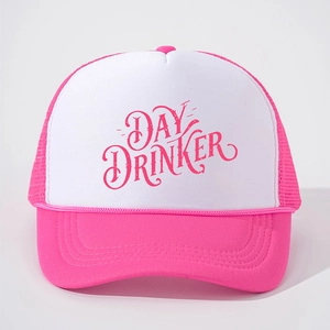 Casquette trucker rose et blanche avec imprimé Day Drinker et maille respirante