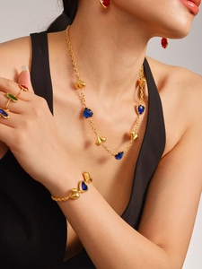 Vista detallada de un conjunto de joyas bañadas en oro de 18k con corazones de vidrio checo