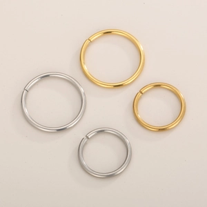 Detailed comparison of large and small stainless steel rings in gold and silver finishes