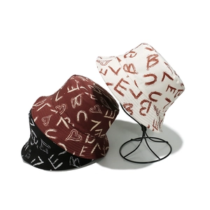 Cappello da pescatore estivo unisex con stampa graffiti cuore in nero, bianco e rosso