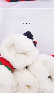 Vue macro de la doublure polaire épaisse des chaussettes d'hiver chaudes de Noël