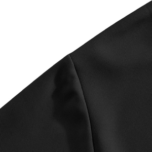 Detail eines schwarzen Poloshirts mit hochwertigen Nähten und atmungsaktiver Netzstruktur