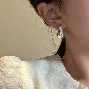 Polished S925 sterling silver hollow teardrop earrings showing minimalist fashion style