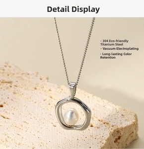 Detail of 304 stainless steel chain with irregular gold ring and white pearl pendant