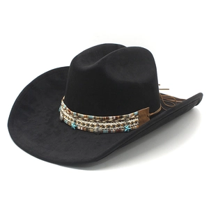 Chapeau de cowboy en daim noir avec pendentifs coquillages et étoiles de mer, vue à 45 degrés
