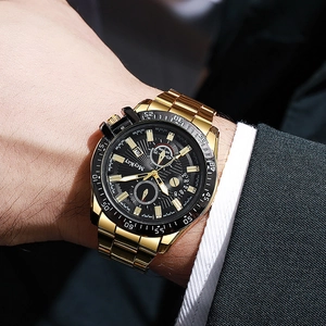 Orologio da uomo alla moda con ampio quadrante dorato e cinturino in pelle al polso
