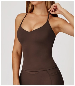 Dettaglio del top da yoga con schiena incrociata marrone scuro in tessuto stretch