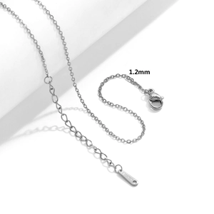 Makroaufnahme der 1,2mm silbernen Edelstahl-Schlangenkette mit Karabiner und Verlängerung