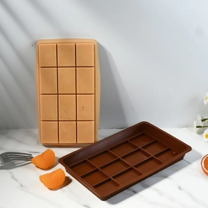 Molde de silicona de 12 cavidades para chocolate y jabón sobre fondo de mármol