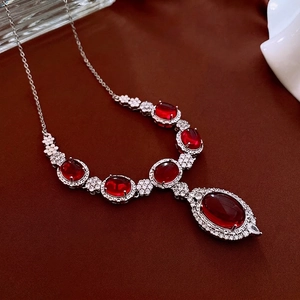 Luxurious vintage necklace with red zircon flower pendants and oval stones in silver finish