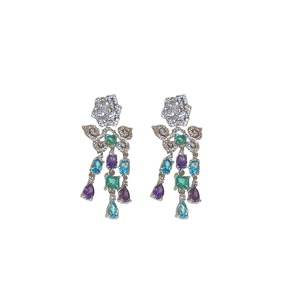 Orecchini a fiore in argento con nappe in zircone colorato su sfondo bianco