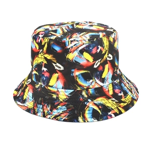 Détail de l'imprimé graffiti abstrait coloré sur un chapeau bob en toile résistante