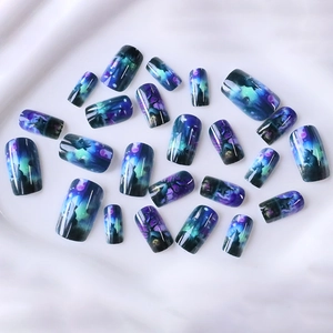 Faux ongles carrés moyens avec design forêt mystique sous l'aurore et silhouette de loup