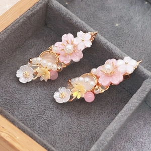Barrettes fleurs de cerisier roses avec perles sur une base en alliage doré