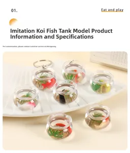 Nahaufnahme der Miniatur-Koi-Fischglas-Anhänger mit bunten Fischen und Schlüsselringen