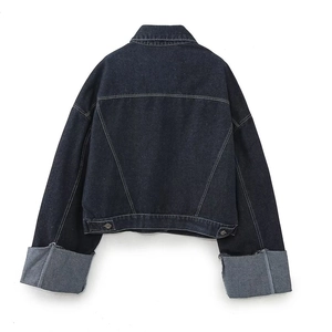 Vue arrière de veste en jean bleu foncé avec poignets évasés et coutures géométriques